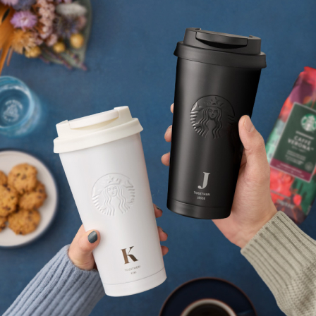 自由なメッセージを刻印できるスターバックスの名入れサービスで、春のお出かけを彩る大人のホワイトデーを過ごしませんか。