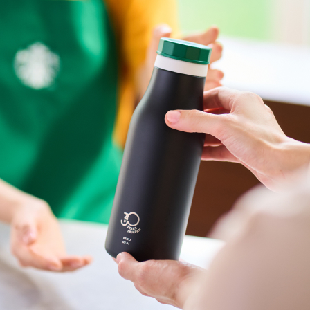 自由なメッセージを刻印できるスターバックスの名入れサービスに繋がりを形にする、30周年オリジナルの刻印が登場。