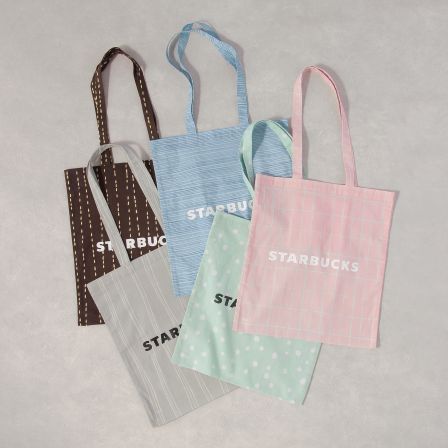 毎日のコーヒー時間に寄り添ってくれるバッグや、ギフトシーンが楽しくなるハンカチやポーチとのセット商品がオンラインストアに登場。